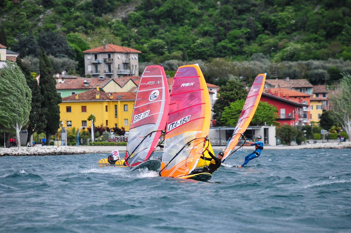 PressMareItalia's tweet photo. https://t.co/dEj9sap3iu #nautica #barche #vela #sport #regate #RSX #windsurf #windsurfing #WorldChampionship #Torbole #Garda https://t.co/otl7NPEybo
