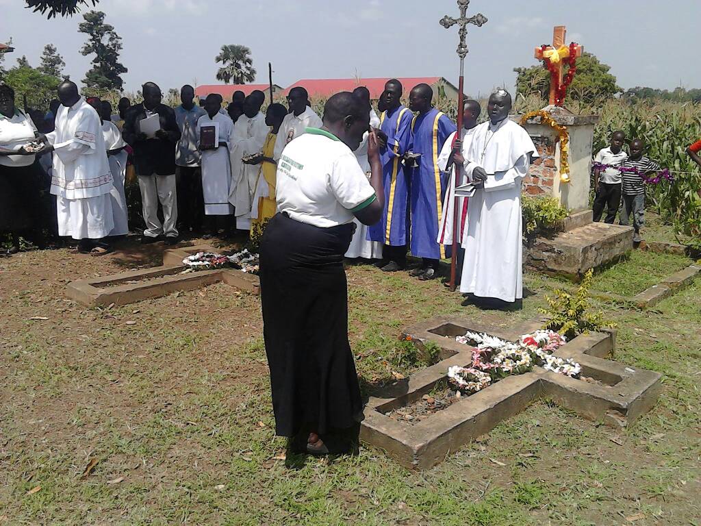 refugeelawproj's tweet photo. Community gathers around the #Ombaci massacre mass grave to pray for the innocent souls of those killed on 24 June 1981 @talk_ug https://t.co/m9ltcQ4YBK