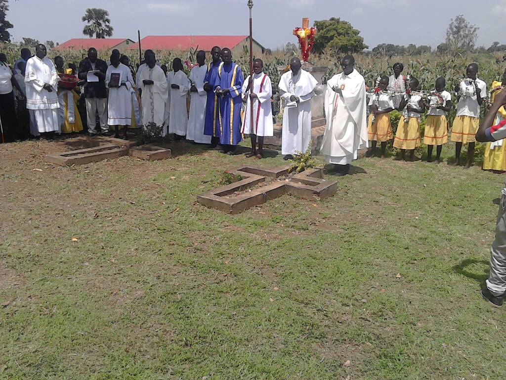 refugeelawproj's tweet photo. Community gathers around the #Ombaci massacre mass grave to pray for the innocent souls of those killed on 24 June 1981 @talk_ug https://t.co/m9ltcQ4YBK