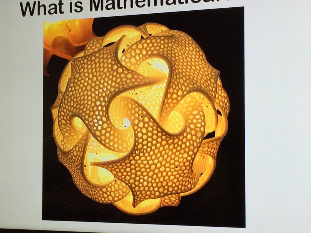 Spending an hour building art through maths <a href="/c0mplexnumber/">Clarissa Grandi</a>? Yes, please! #mathsconf10