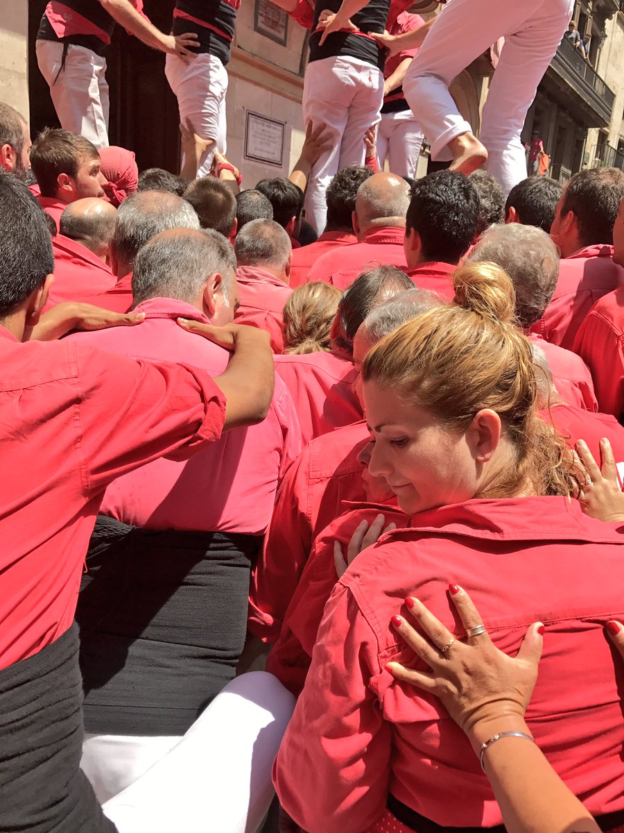 CastellsEnXarxa's tweet photo. La @JovesValls enceta #SantJoanValls descarregant el seu 141è 3de9f de la història i asserenant els nervis. #CastellsEnXarxa #castellers https://t.co/LW68oyaYyQ