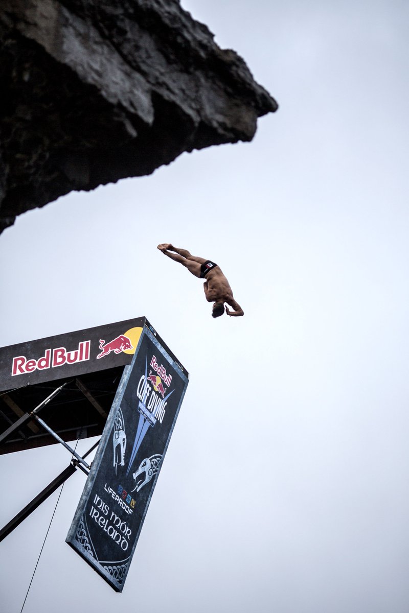 Over at <a href="/cliffdiving/">Red Bull CliffDiving</a> in #InisMor, <a href="/WallsJonathan/">Jonathan Paredes 💧</a> leads for the men after the 3rd round! Follow it LIVE over on redbull.tv