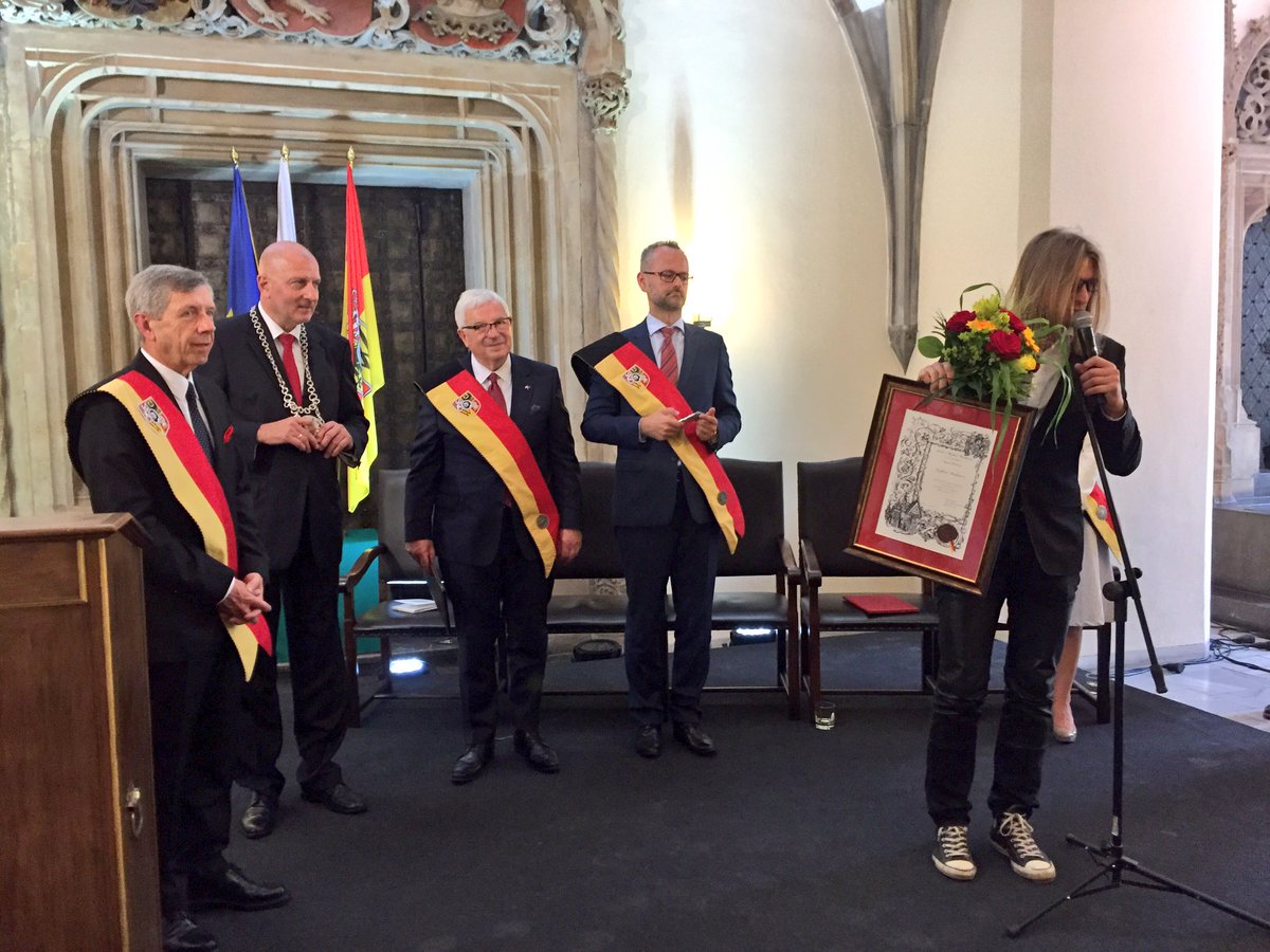BiuroPrasoweUMW's tweet photo. Leszek Możdżer otrzymał właśnie Nagrodę Wrocławia #mozdzer #wroclaw https://t.co/gGqISx4vlo