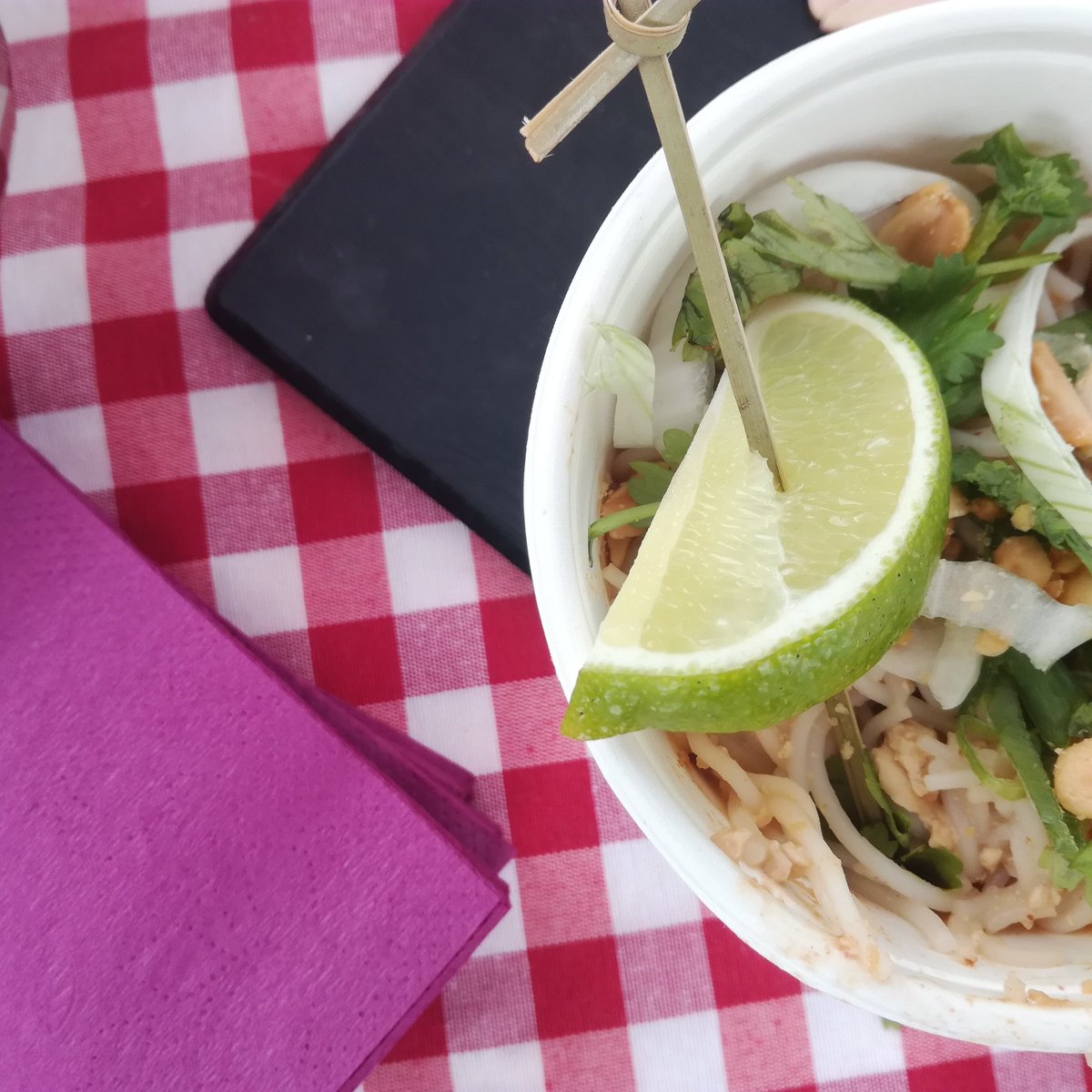 MartinPersil's tweet photo. Rdv au festival des arts du cirque de Cugnaux jusqu'à ce soir 22h avec pad thai, tajine et assiettes à tartiner, sans oublier nos cupcakes 🌌 https://t.co/RrypXtHPfw