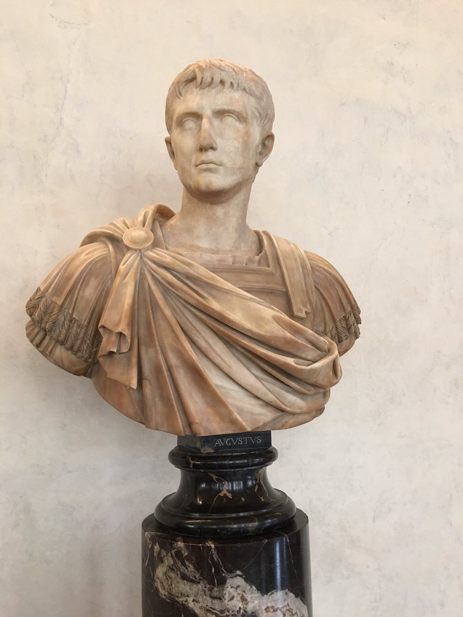 LiviaImperatrix's tweet photo. Pero qué joven y guapo sale aquí mi señor esposo 😍 #Uffizi #Florencia https://t.co/69jgo50UAu