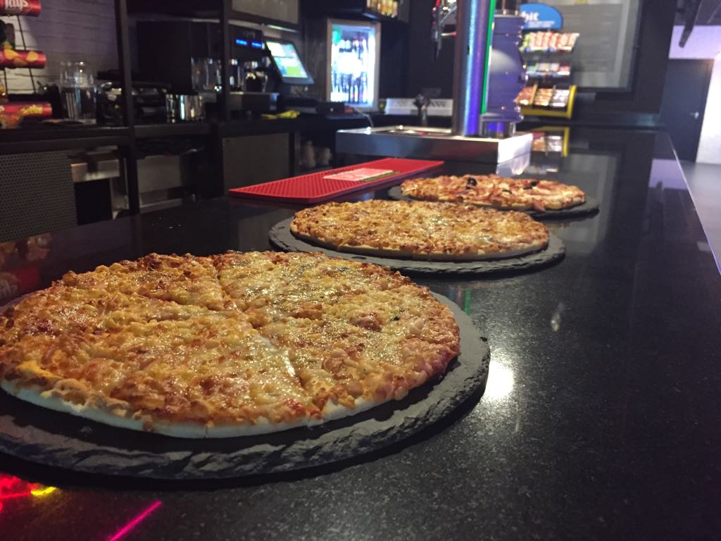DiamondEC_MAD's tweet photo. ¡¡ Soldados se acerca la hora de comer y que mejor que disfrutar de las mejores burgers y pizzas en nuestro centro #ComidaDe10 !! https://t.co/CVFDUVTKJ5