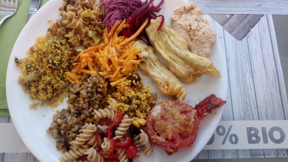 Pausa pranzo bio! Oggi ci trattiamo bene #wmf17 #IUSVEsocialTEAM @ilfestival <a href="/IUS_VE/">IUSVE - Istituto Universitario Salesiano Venezia</a>