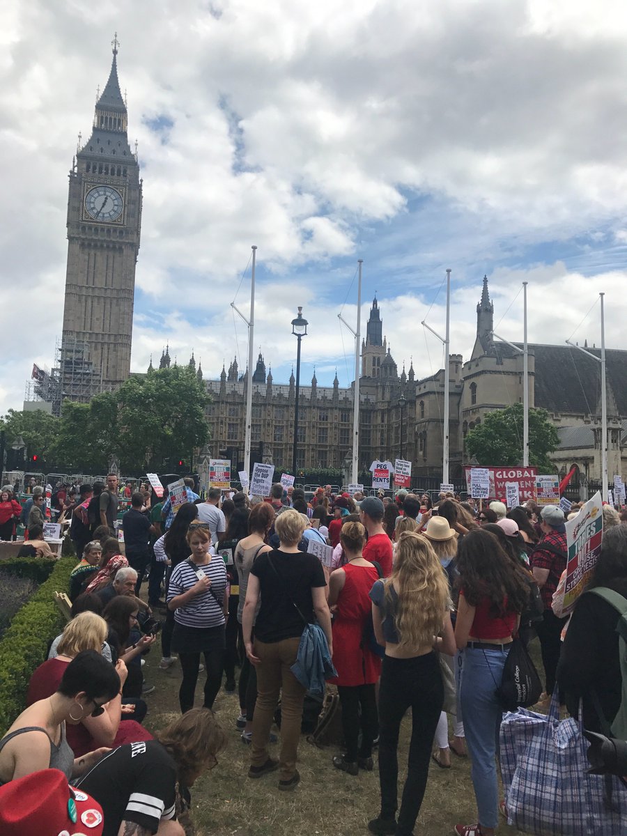 MarchAgainstDUP's tweet photo. #torydupmarch #womenagainsttorydup #notorydupdeal #redriver #justice4grenfell https://t.co/WzrOA9zSyo