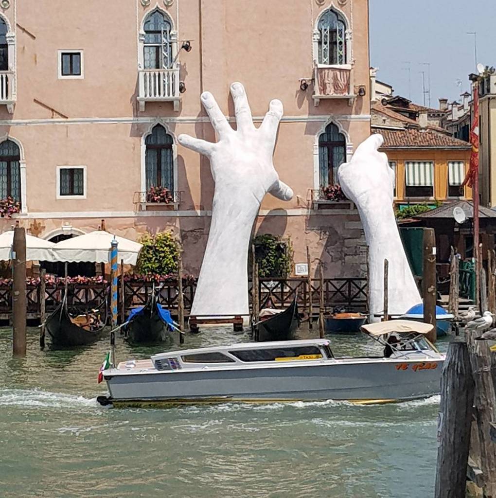 Giant Hands holding up these sinking houses in #Venice ? #italy #familytravel #rtw ift.tt/2t6c4a7