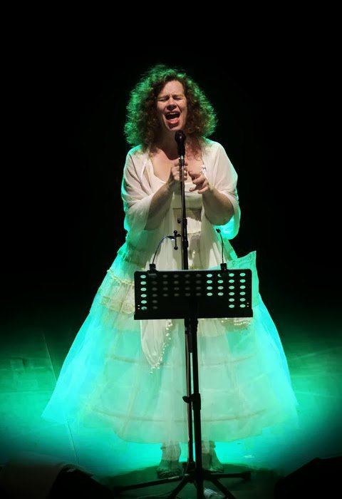 SarahJaneMorri3's tweet photo. TONIGHT! @SarahJaneMorri3 live @ #PiazzaGaribaldi #CORREGGIO (RE) #Italy Performing with #MartynBarker #HenryThomas #ScottFirth & #TonyRemy. https://t.co/bRp54Dc0Jv