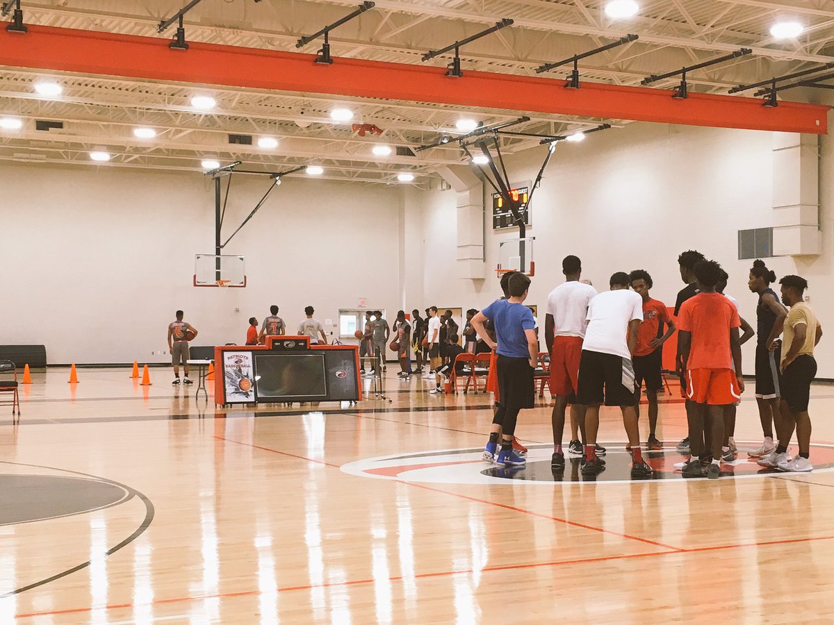 thehoopvibe's tweet photo. Two courts, two different training styles here at #teamshowcasetampa https://t.co/uJcGdYYa2q