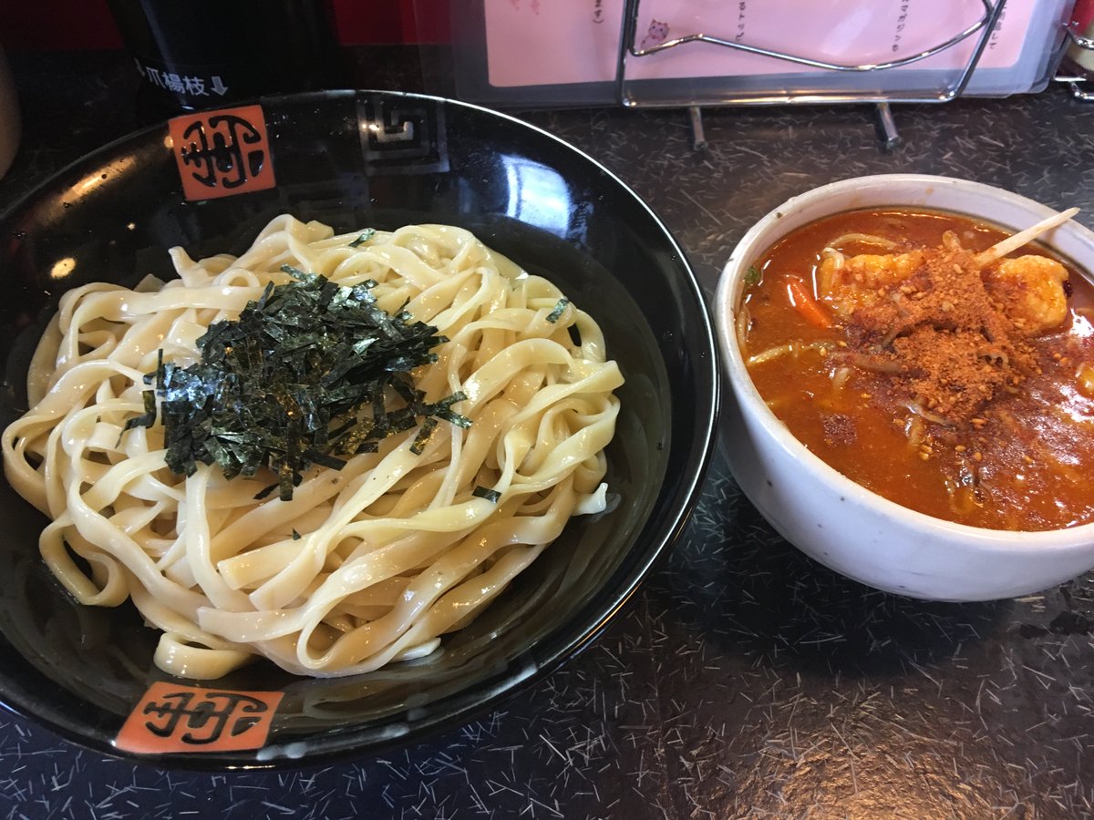 U0monban Twitterren でれ助 塩尻市の旨辛つけ麺 中盛税込930円 見た目きしめん でもはるかにコシがある極太平打ち麺がお気に入り つけダレは鶏白湯ベースでトロミがあり 肉団子 もやし 人参 大根 青菜 豚肉 揚げ等具沢山で ピリ辛よりは辛いです かなり U0monban Twitterren でれ助 塩尻市の旨辛つけ麺 中盛税込930円 見た目きしめん でもはるかにコシがある極太平打ち麺がお気に入り つけダレは鶏白湯ベースでトロミがあり 肉団子 もやし 人参 大根 青菜 豚肉 揚げ等具沢山で ピリ辛よりは辛いです かなり