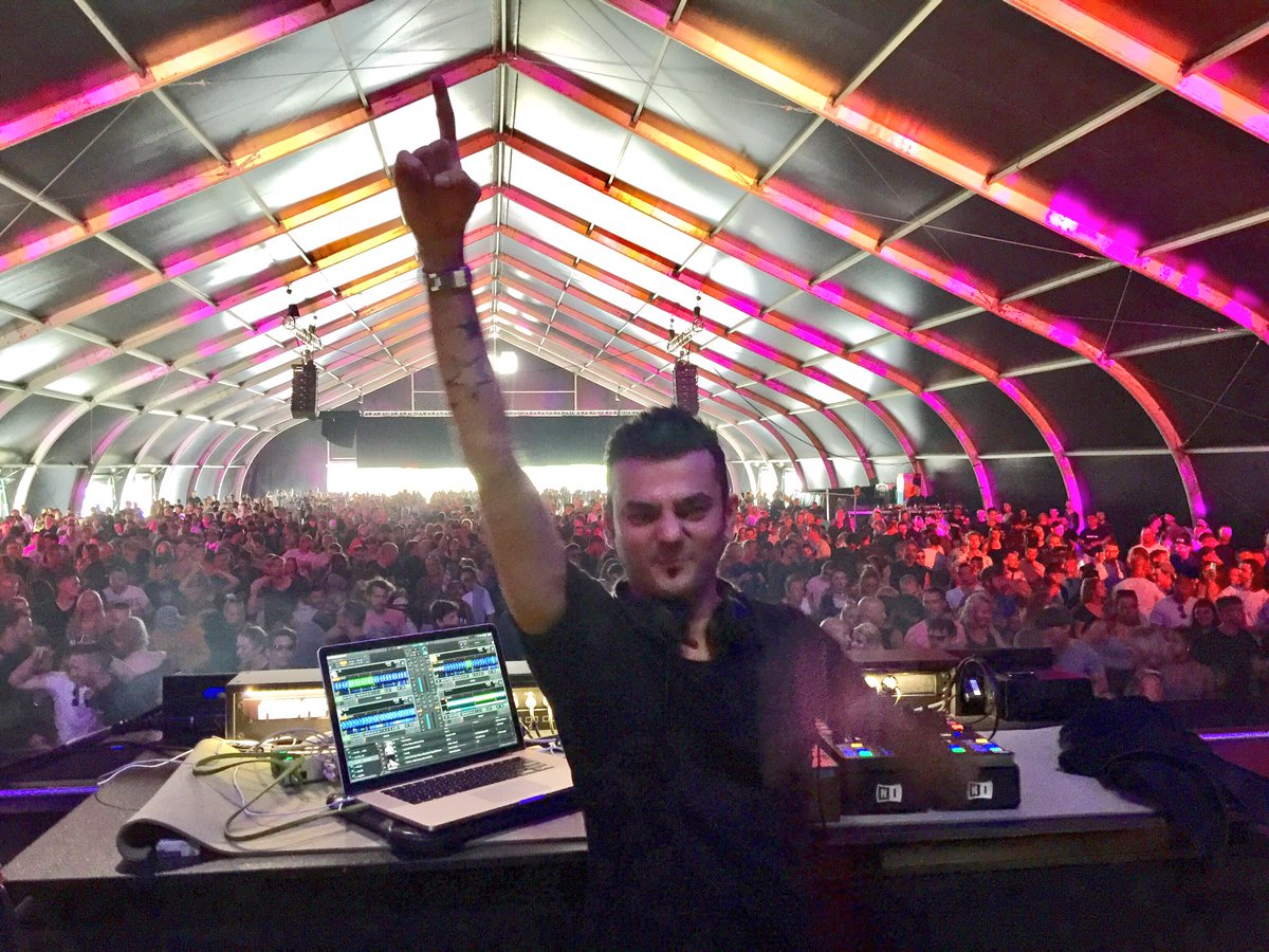 nikhilchinapa's tweet photo. Dear @awakenings, we are here. 
🇮🇳 🇮🇳 🇮🇳 

@ArjunVagale #IndiaAtAwakenings #AWFS17 https://t.co/6GzXijIzmD