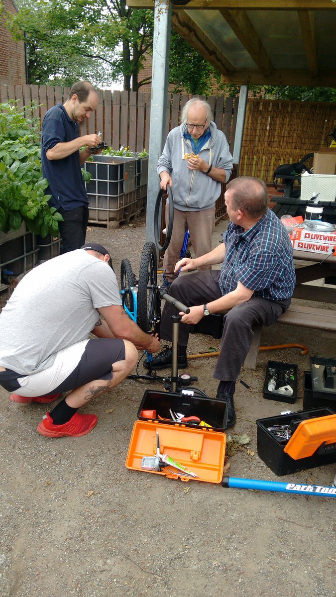 gill_nettleton's tweet photo. Great to see RV Men In Sheds and Brinnington community sharing skills. @SustransNW @Brinnington BL @Groundwork. https://t.co/jXEEt3KmWC