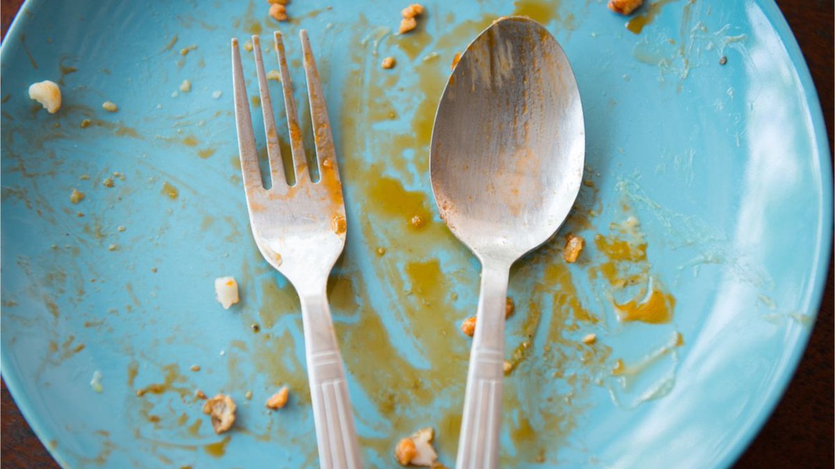 ScaryMommy's tweet photo. Dear Kids: Do Your Own Damn Dishes https://t.co/EEUFugwLHy https://t.co/MvI7qhKioP