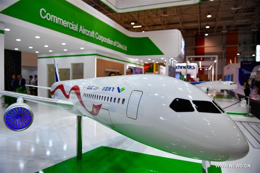 PDChina's tweet photo. Model of China-#Russia long range wide-body commercial aircraft C929 displayed in #France https://t.co/C4LsKFT3E9 https://t.co/SWe3YoZfNU