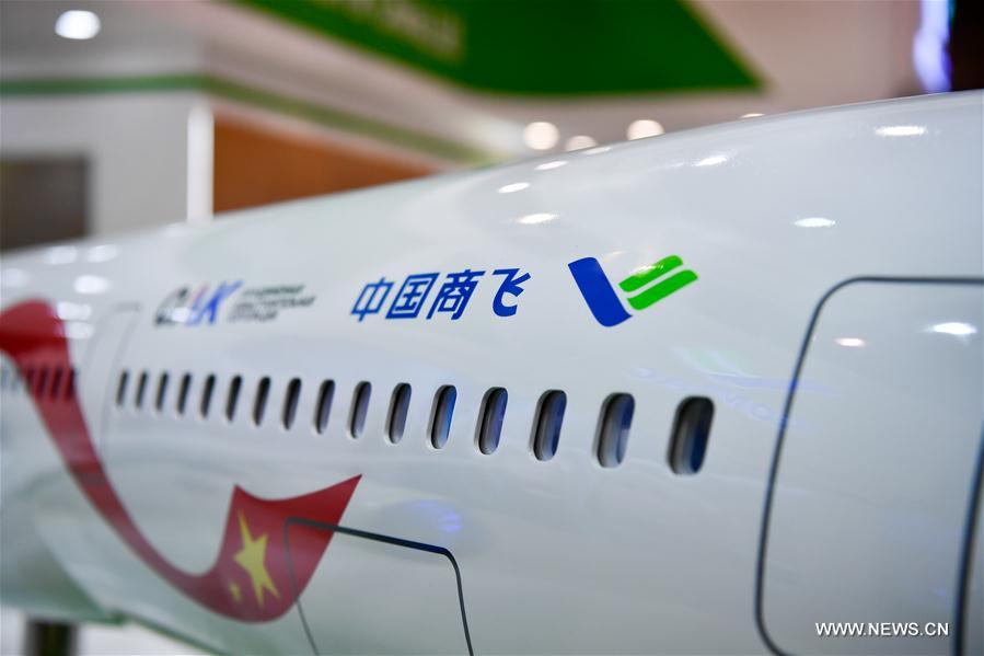 PDChina's tweet photo. Model of China-#Russia long range wide-body commercial aircraft C929 displayed in #France https://t.co/C4LsKFT3E9 https://t.co/SWe3YoZfNU