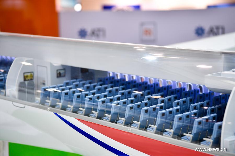 PDChina's tweet photo. Model of China-#Russia long range wide-body commercial aircraft C929 displayed in #France https://t.co/C4LsKFT3E9 https://t.co/SWe3YoZfNU