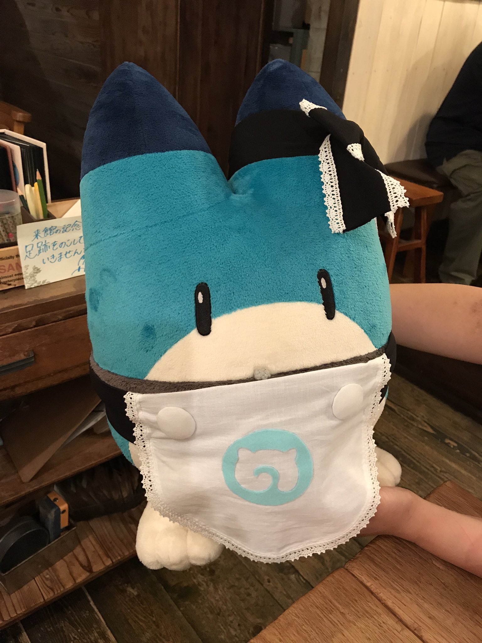 くらどど シャッツキステのけものフレンズコラボカフェに行って来ました ファンお手製のボスを愛でたり意外と大きいバーガーを食べたり メイドさんとけもフレトークをしたり足跡帳にハシビロコウさんを描いたりしたけど 隣の席に杉田智和さん達が居て