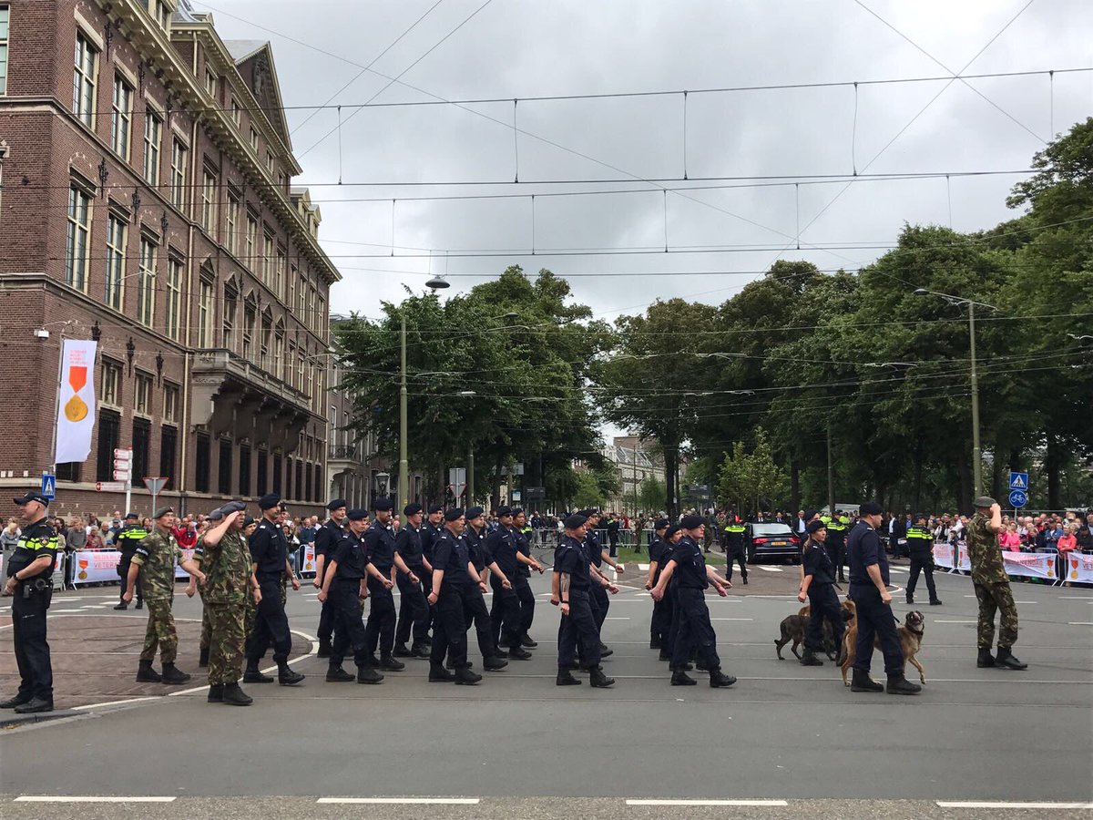 CDBBO's tweet photo. De mannen en vrouwen #veteranen #DBBO . En onze veteranen viervoeters. Mooi defilé voor de Koning. Trots als @CDBBO op deze collega's 👍‼️ https://t.co/yaByciXDIf