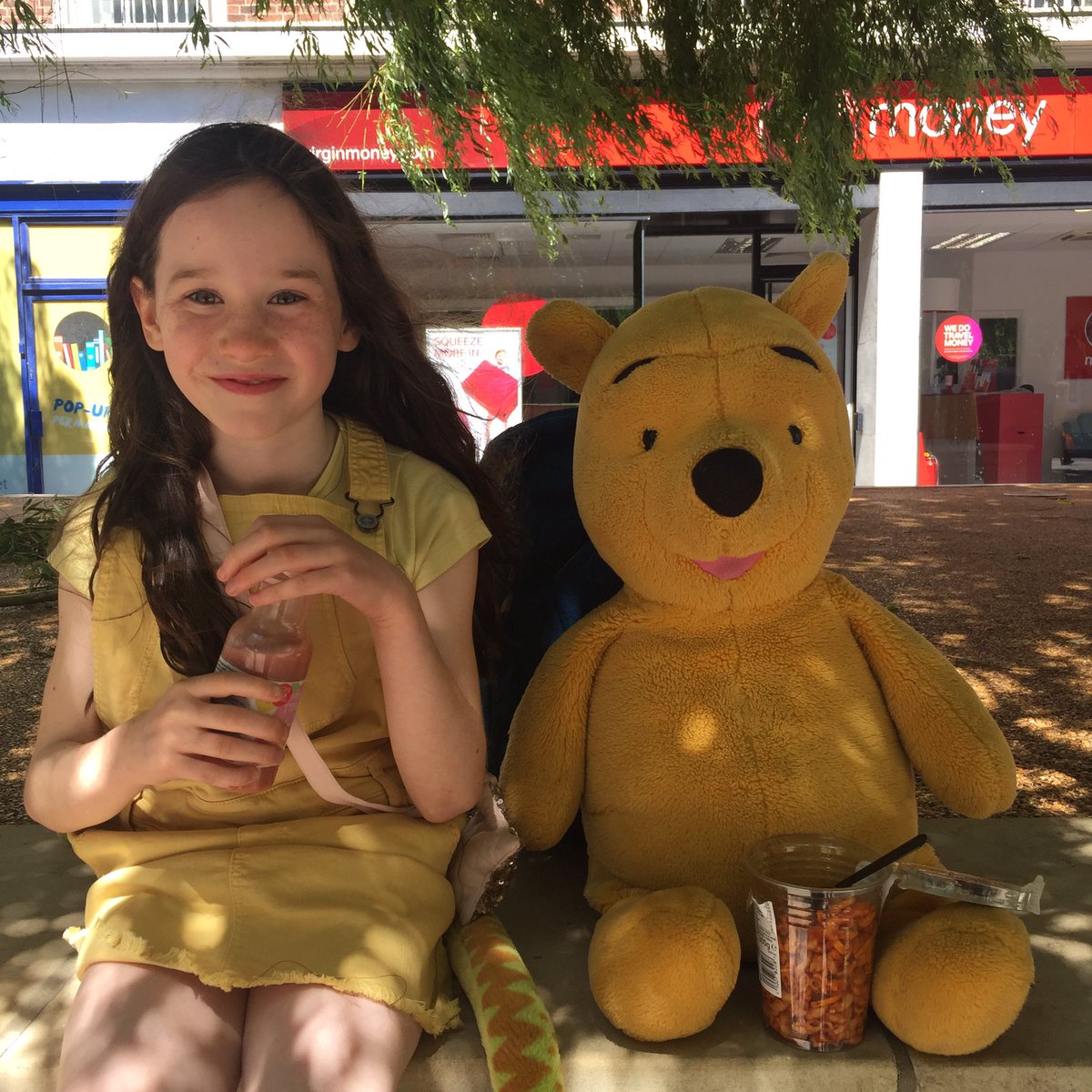 mental_load_k's tweet photo. Ready for the @yellowdayhull conga! 💛#YellowDayHull https://t.co/72wxanCh5h