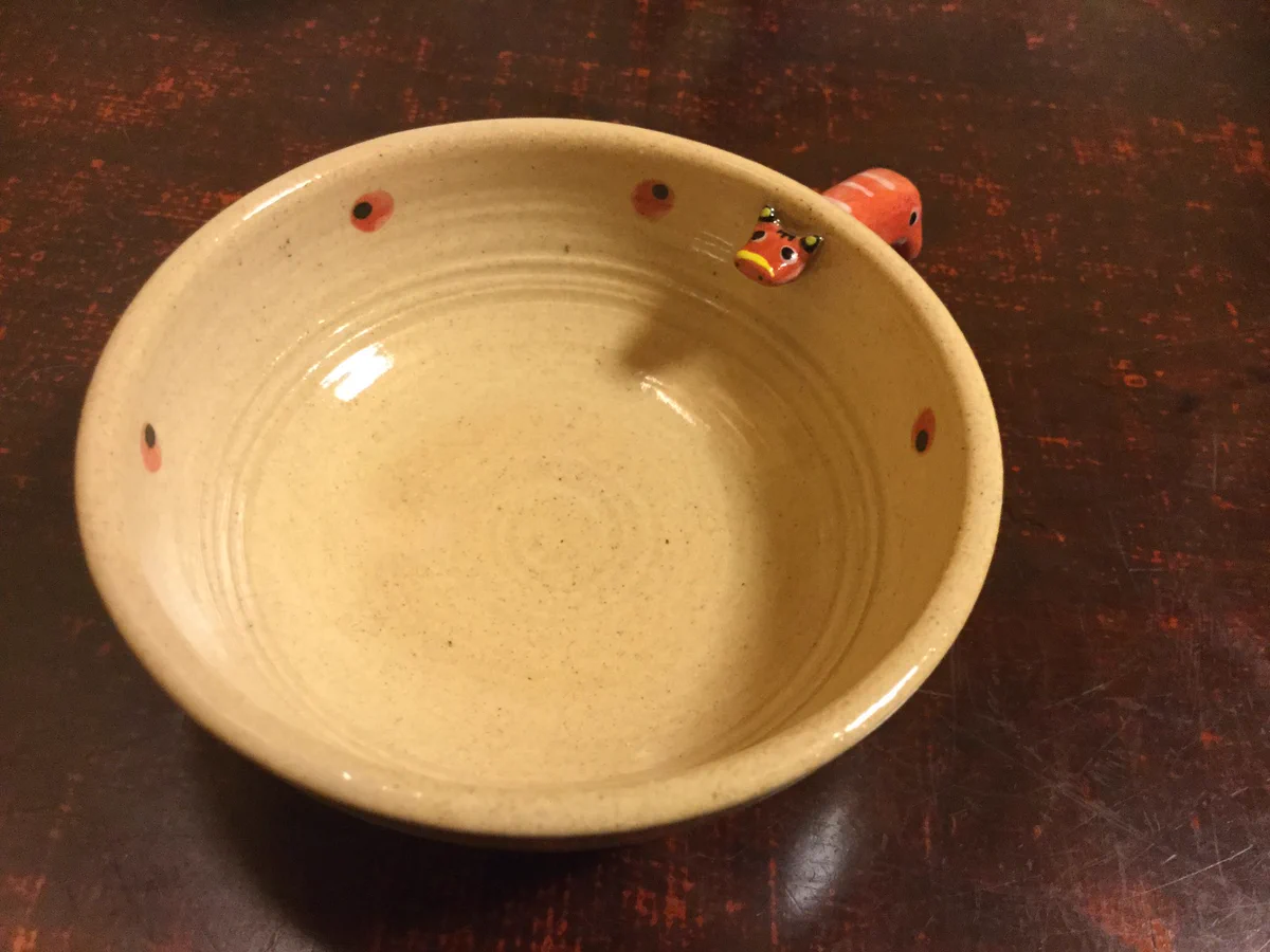 なにこれ欲しいwwぐい飲みに赤ベコが刺さっててものすごく可愛いww