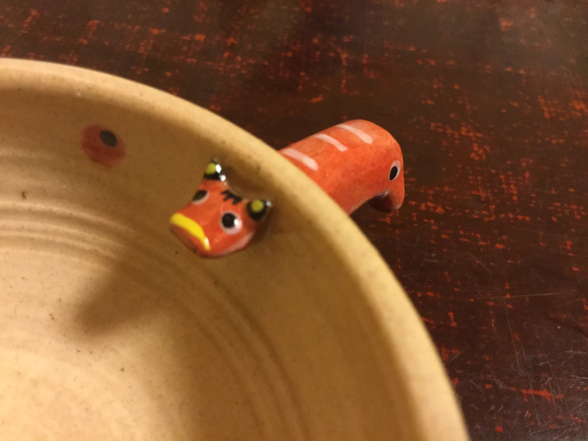 なにこれ欲しいwwぐい飲みに赤ベコが刺さっててものすごく可愛いww
