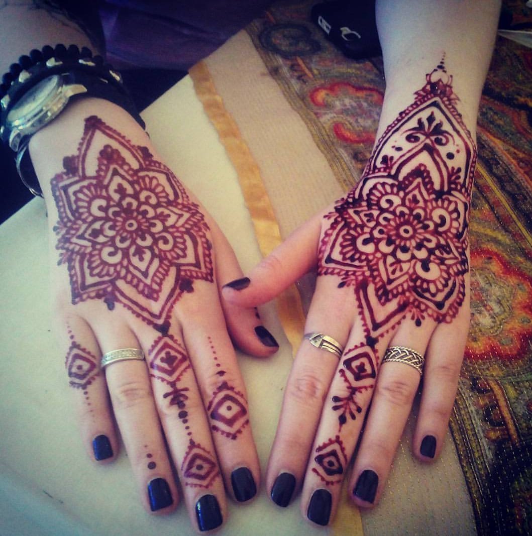 Samr24498862's tweet photo. @DPUAE Getting henna applied to your hands to celebrate the Happy Eid days #DpEidThrowBack https://t.co/SaVPLJ5tew