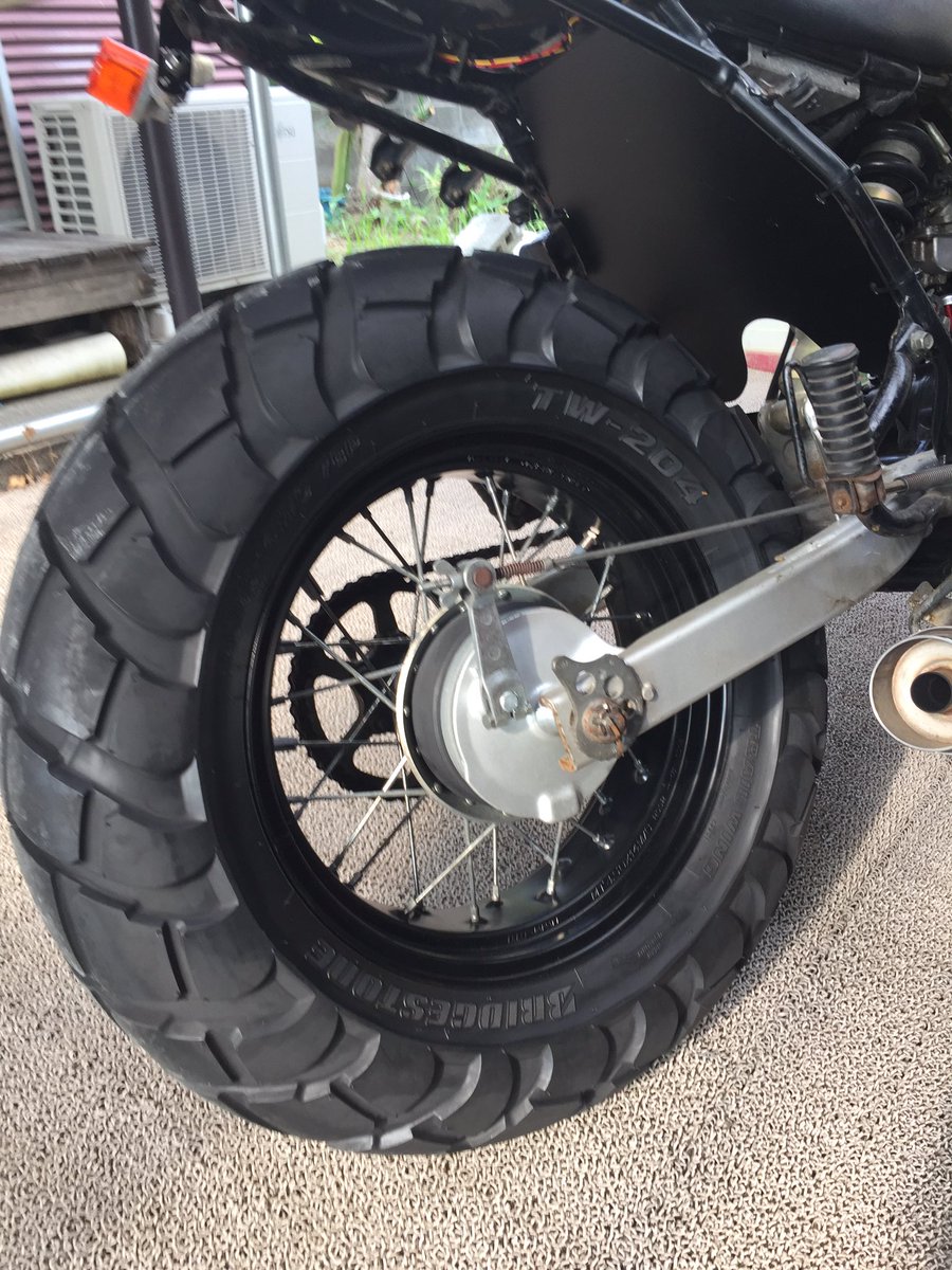 TW200J's tweet photo. やっと戻って来たあ😊

フロントフォーク交換
ホイールタイヤ交換
ディスクブレーキ化
フロントフェンダー社外
リアホイール、タイヤ交換 https://t.co/Ute4sLlI97