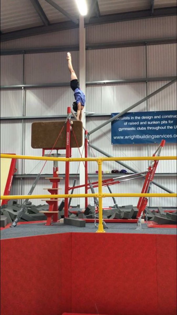 MidGymAcademy's tweet photo. #NationalHandStandDay https://t.co/FpaNzxEvpv