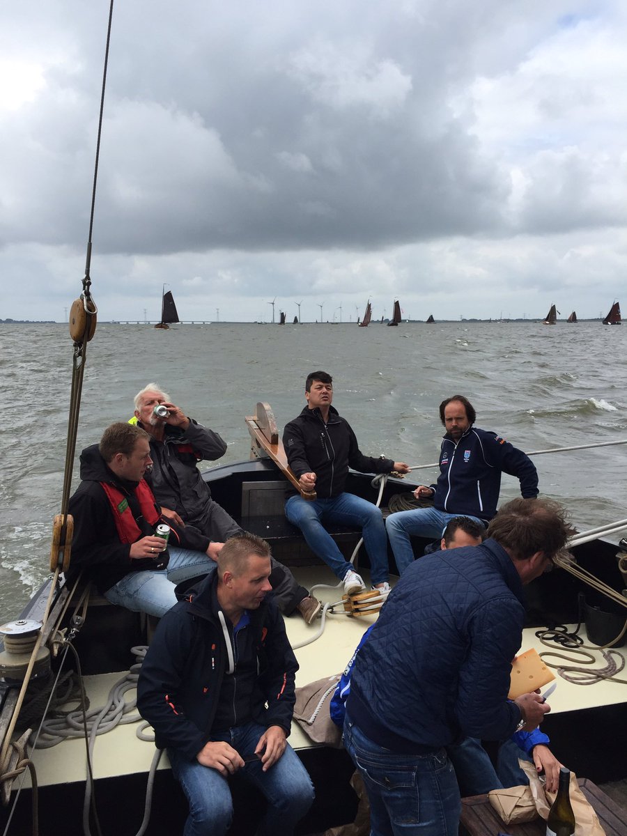 zalsman's tweet photo. Mooi dagje zeilen met team Zalsman op Ketelmeer #botterrace #topteam https://t.co/OTBflXxSsL