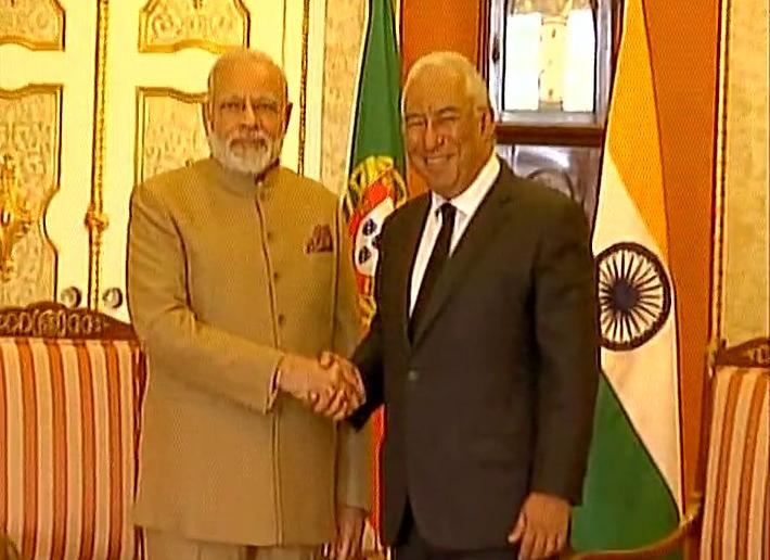 news24tvchannel's tweet photo. पुर्तगाल पहुंचे पीएम मोदी, 17 साल बाद गया कोई भारतीय पीएम #Portugal #PMModimeets #PortuguesePMAnton https://t.co/E0f6ebFe7d https://t.co/nw40ngzqeX