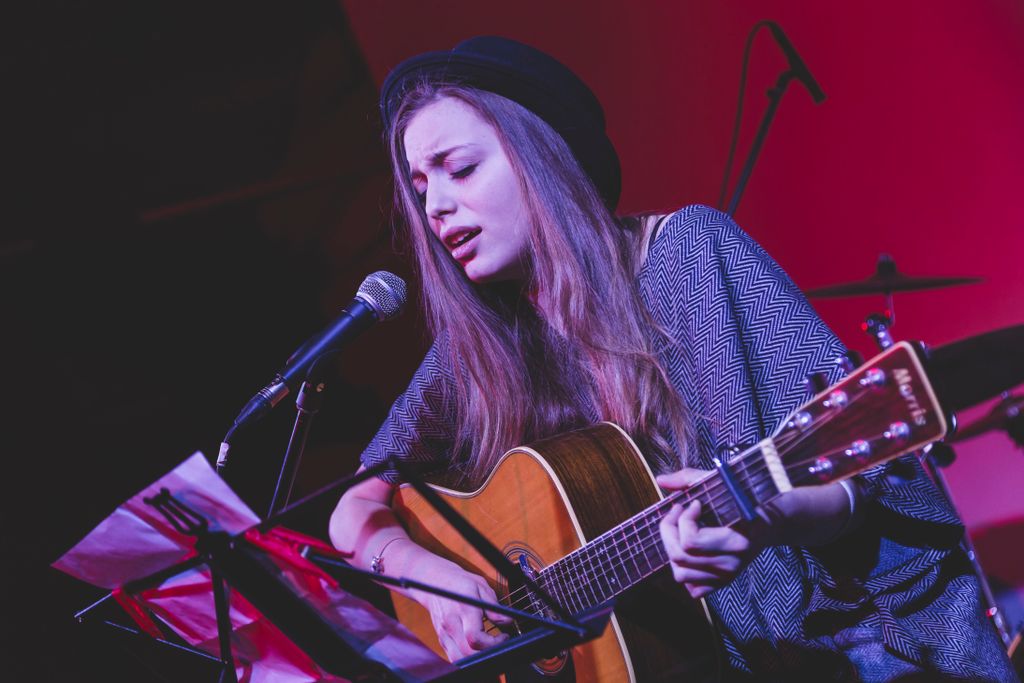 Borsari36's tweet photo. Stasera torna il #cantautorato a @PlzzoVictoria 
Waira​, giovanissima cantautrice italiana Indie / Folk / Pop si esibirà dalle 22:00 #verona https://t.co/h1g7hYb8WO