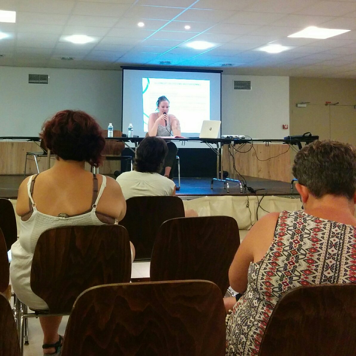 AssoGrandissons's tweet photo. Élodie Fortunato sur l'attachement ! On apprend plein de choses #Conférence #ENV #Parentalité https://t.co/7ypm2xXLmi