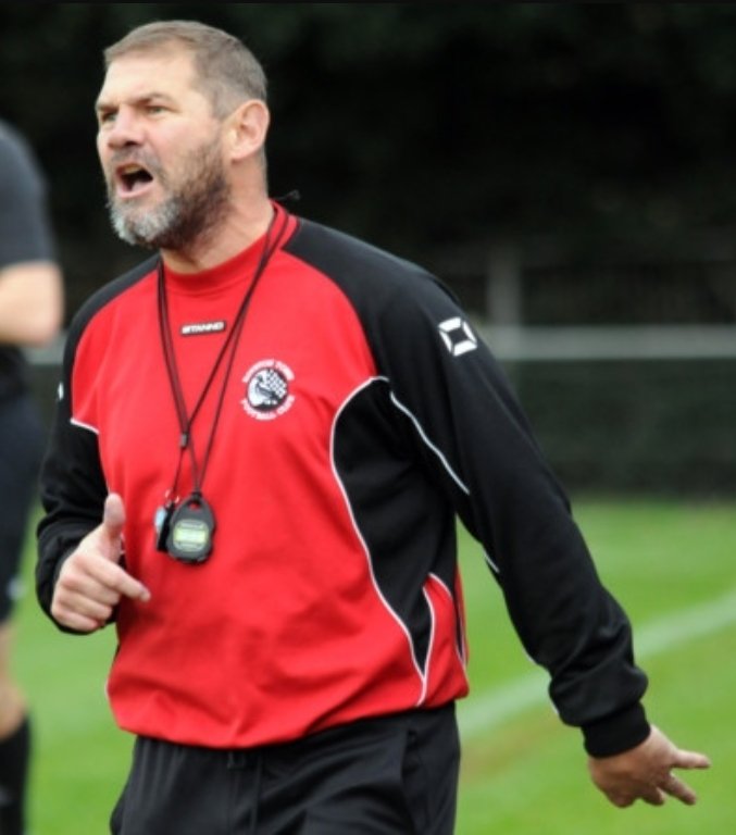 mrdaj's tweet photo. We've got to get Steve Castle @leytonorientfc! Him &amp; @MartinLing123 run the club from the field for years! They ARE #LeytonOrient 😍⚽ https://t.co/UVY6v0xr59