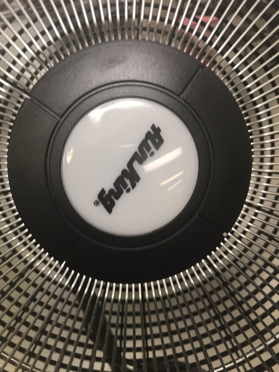 ekim_llanray's tweet photo. This is the bosses idea of keeping the kitchen cooler.. My asshole generates more wind than this POS #humid #kitchenrat https://t.co/cPAGFa4STP