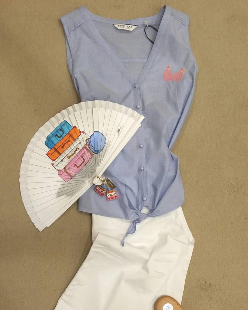 banesmoda's tweet image. Top azul de NAF NAF.
Pantalón pirata blanco.
Abanico pintado a mano.
Sandalias GIOSEPPO.
#banes #Banesmoda #ramall… ift.tt/2t6dl0l