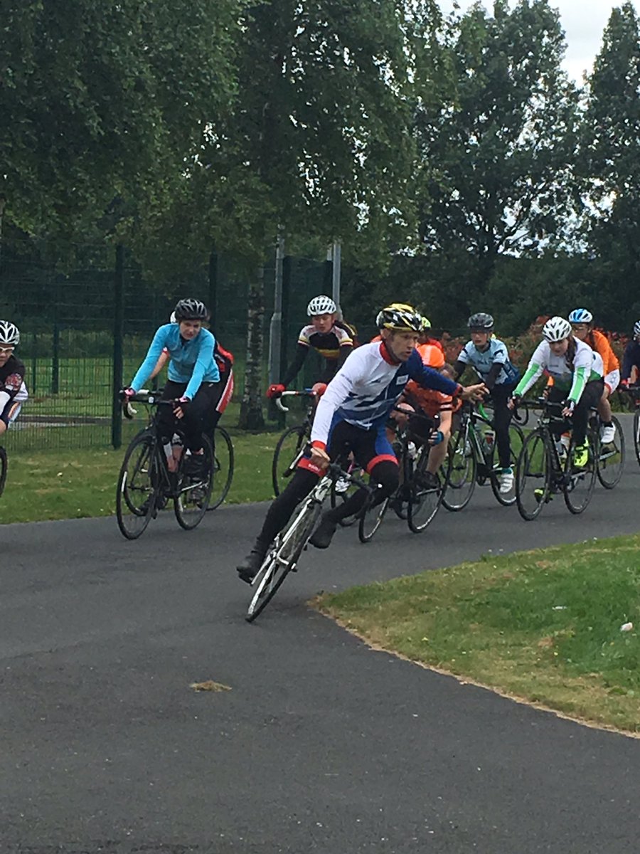 Fantastic  @BCcoaches race coaching session <a href="/TamesideCircuit/">Tameside Circuit</a> with @craigansell74 &amp; <a href="/cyclemoor/">John Wych</a> this morning. 45 youth riders taking part!