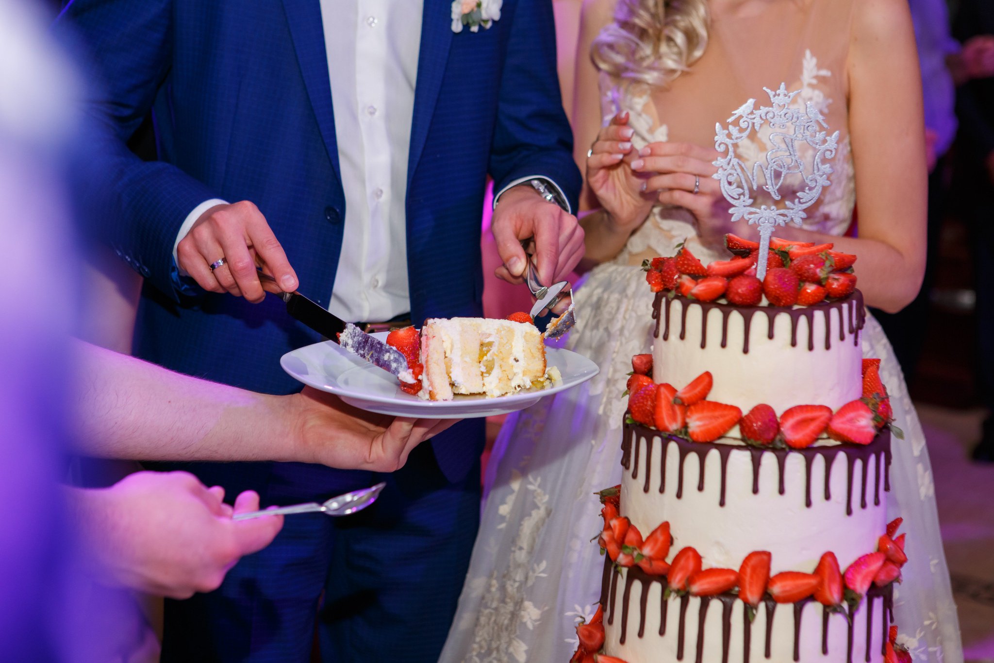 современные торты на свадьбу. разрезание свадебного торта на свадьбе. вынос торта на свадьбе. свадебный торт!. реклама свадебных тортов.