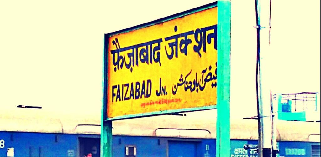 cakeat12's tweet photo. Cake delivery on Faizabad Railway Station https://t.co/N67hB7lKB8 https://t.co/miXrMhsLSu