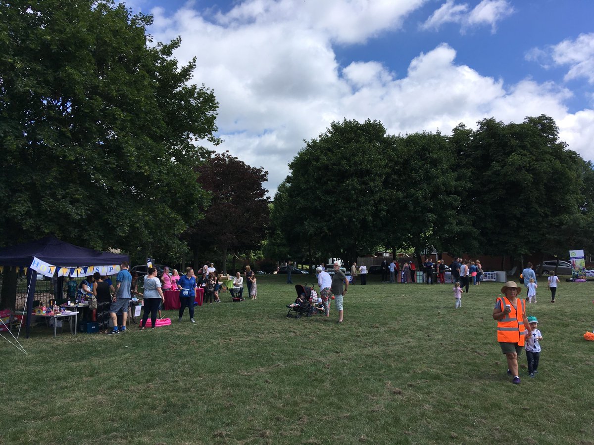 ComActMK's tweet image. We’re having a great time at #fullersslade fun day promoting @CAPE_Project &amp;amp; @Futures2050MK &amp;amp; more! Thank u @majadunn for having us!