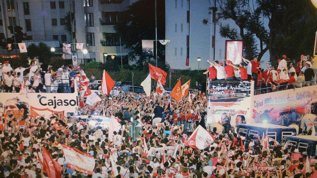 JRMORALES_SFC's tweet photo. Diez años de esta ESPECTACULAR imagen. Título de Copa del Rey y ascenso del Sevilla Atlético a Segunda. Que grande es nuestro Sevilla https://t.co/fSt4kWZEcR