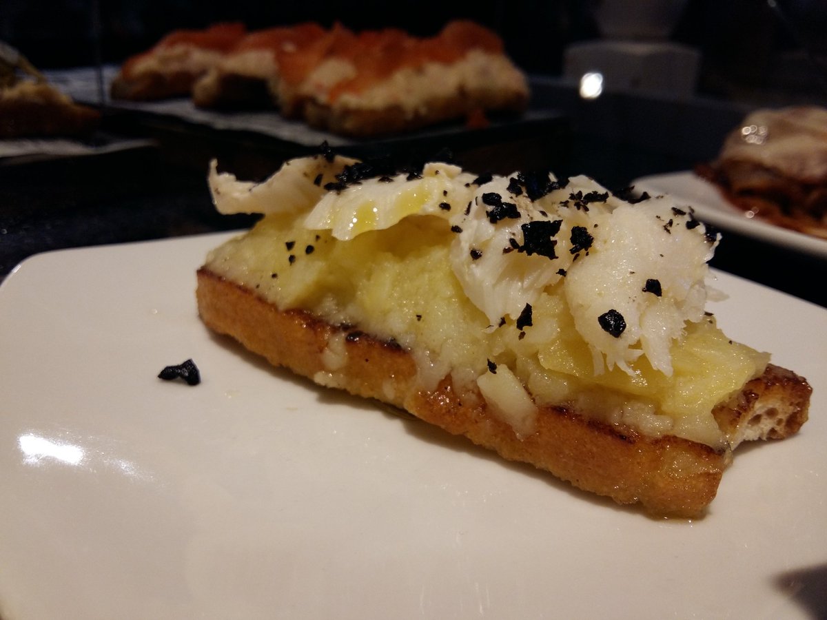 MorweNIam's tweet photo. En el norte se come muy bien #Pintxos
#Usokari #Saburdi #ARF17 @azkenarockfest #VitoriaGasteiz https://t.co/xUgrsBQBJE