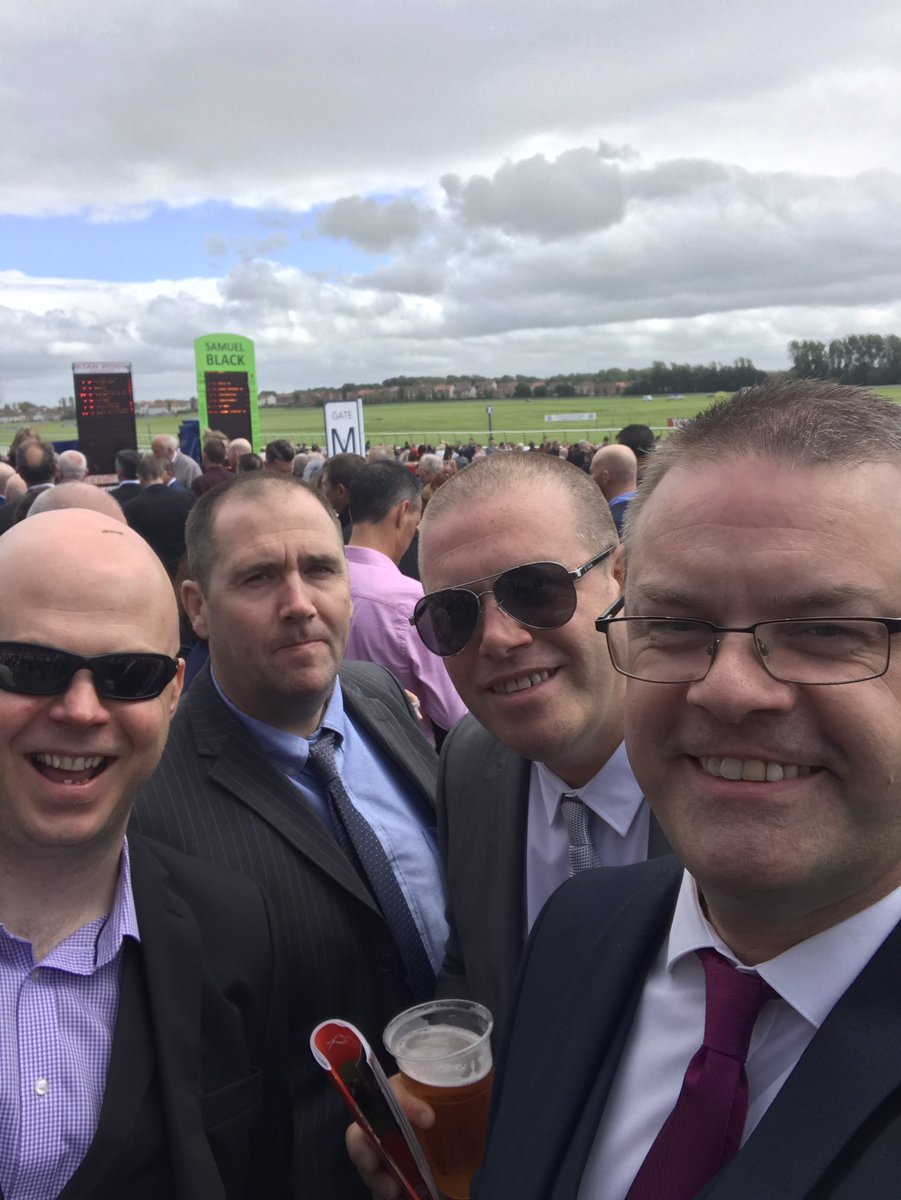 spugmonster's tweet photo. Losing a few quid at the races with this motley crew #weighedinweighedin https://t.co/vHJLQtwgJy