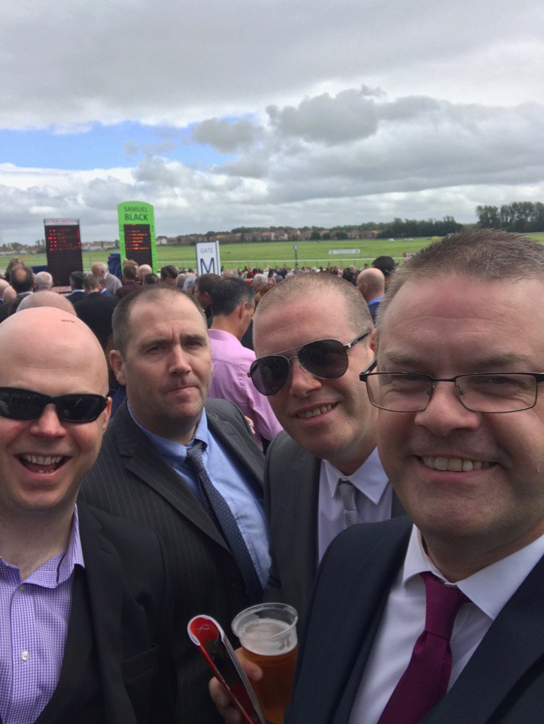 spugmonster's tweet photo. Losing a few quid at the races with this motley crew #weighedinweighedin https://t.co/VNR0pcShGv
