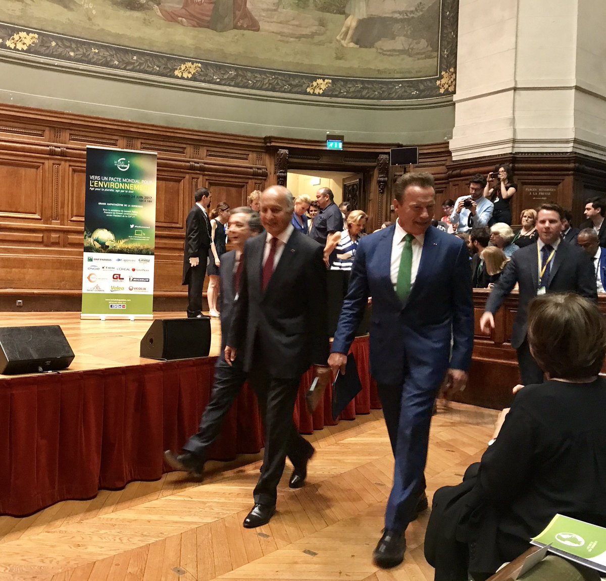 R20Paris's tweet photo. "Everybody should create action hisself" 🙋🏼‍♂️🙋🏾🙋🏻‍♂️🙋🏼🙋🏿‍♂️💚 #ClimateAction #MakeOurPlanetGreatAgain @Schwarzenegger #Regions20 #ActionTime https://t.co/vWYQ9ygenb