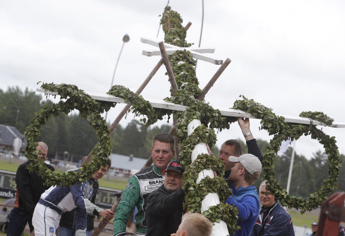 Foto_Mike_'s tweet photo. Midsommarfesten fortsätter i #Dalarna. På #Dalatravet #Rättvik reses traditionsenligt midsommarstången av dagens tränare och körsvenner. https://t.co/vR5R1J92qT