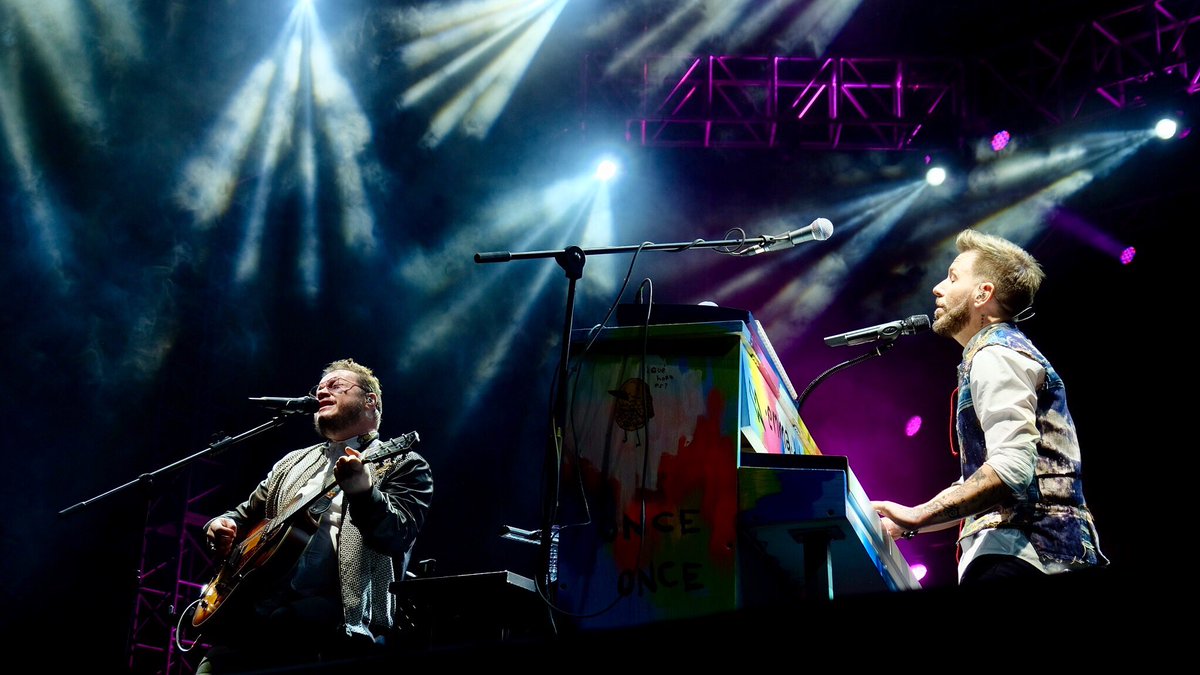 sinbandera's tweet photo. #Quito gracias por cantar con nosotros con tanta pasión y entrega, nos sentimos muy halagados! #1F #Acústico #Encore https://t.co/aS8QGdFaCm