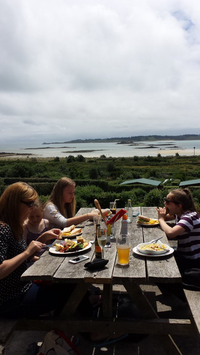 What a pub. Idyllic setting, top cider, @swdistillery #tarquinsgin, great seafood linguini and playing <a href="/grizzlybear/">Grizzly Bear</a> <a href="/sevenstonesinn/">Seven Stones Inn</a>