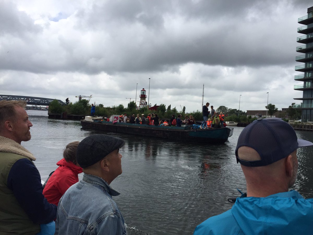 SchoonschipAdam's tweet photo. Tegek vandaag met 70 #schoonschippers aan het #plasticVissen met #schepnetten van @ThePlasticWhale in @ilovenoord #cleanup @AbdeluhebChoho https://t.co/8uKnlgNnbc